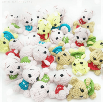 Knitted crochet pigs