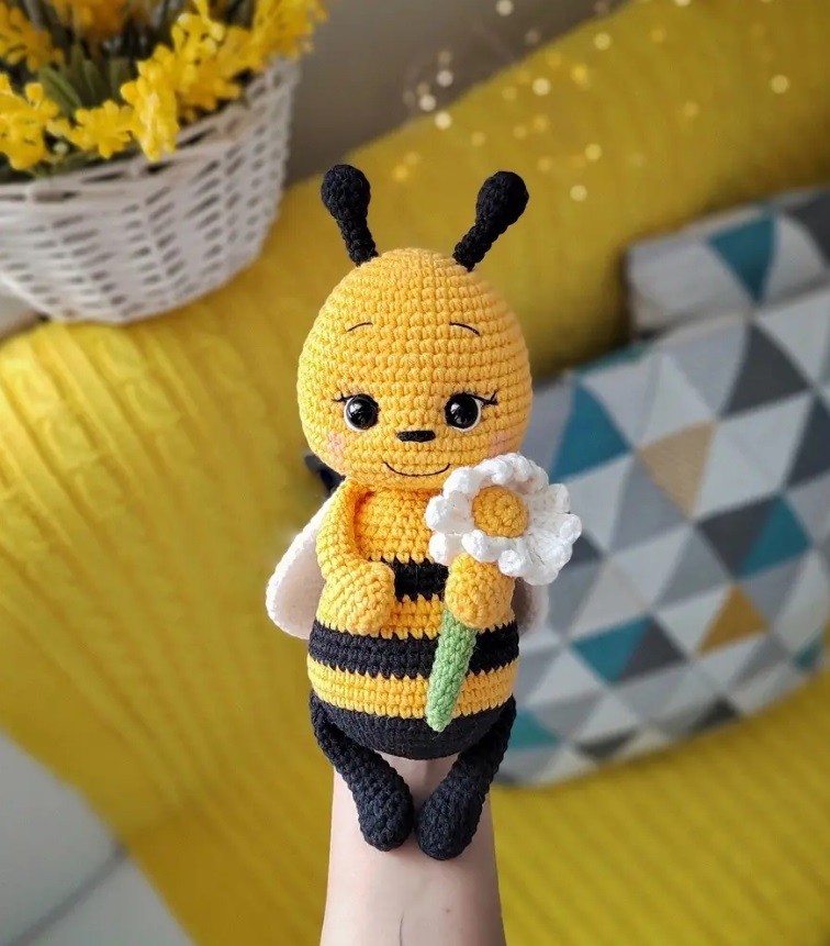 Amigurumi Cute Honey Bee with Chamomile Free Pattern-1