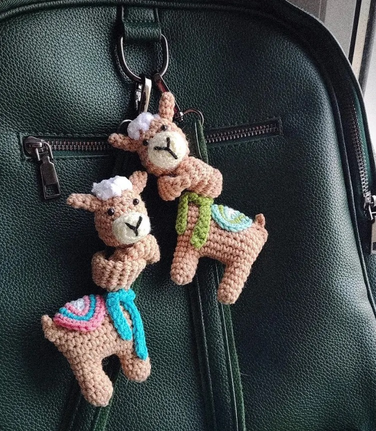 Amigurumi Long-necked Alpaca Bag Charm Free Pattern-1