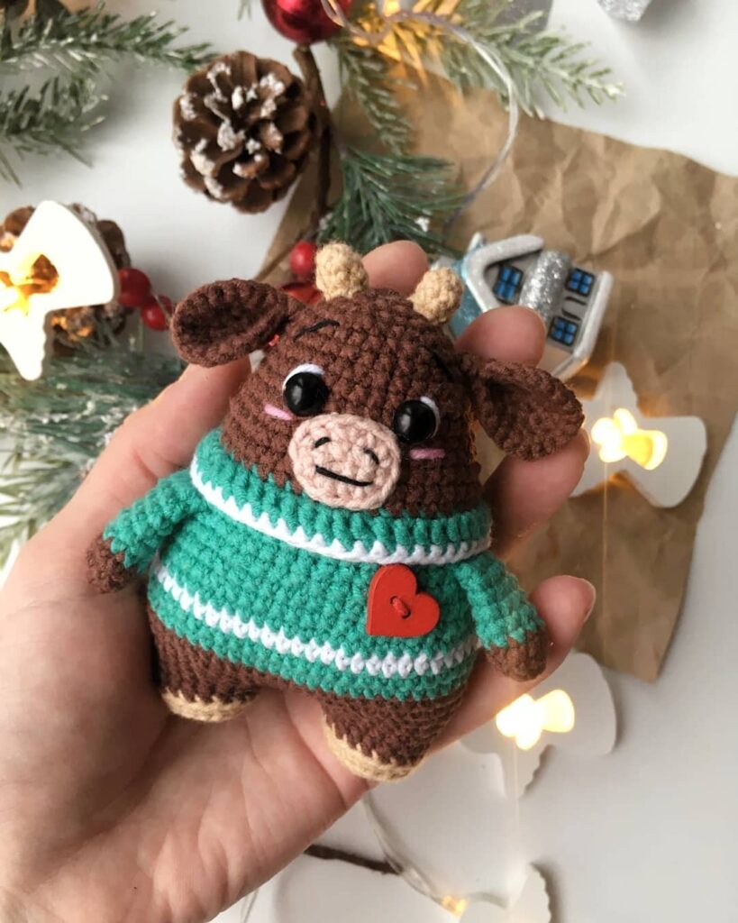 Amigurumi Bull in Sweater Pattern-1