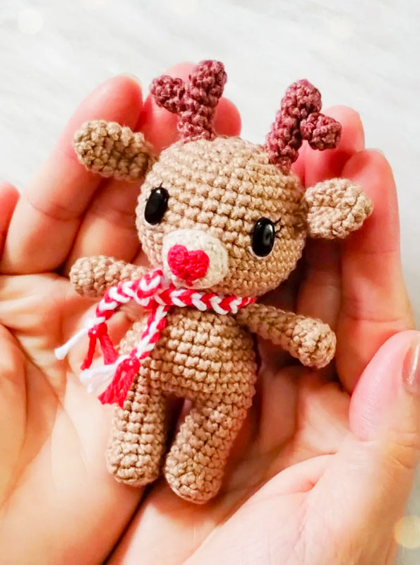 Amigurumi Christmas Deer with Scarf Free Pattern-1