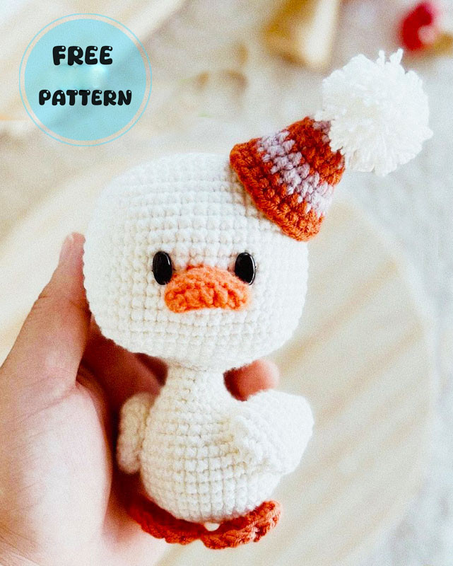 Amigurumi White Duck with Christmas Hat Free Pattern-1