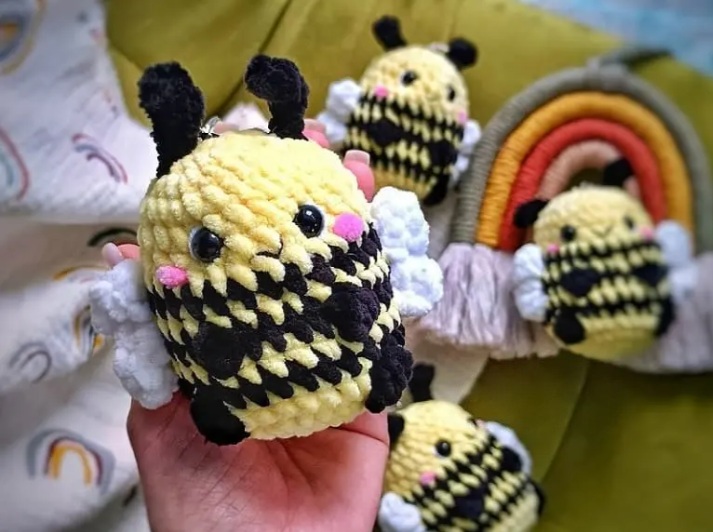 Amigurumi Crochet Plush Bee Keychain Free Pattern-1